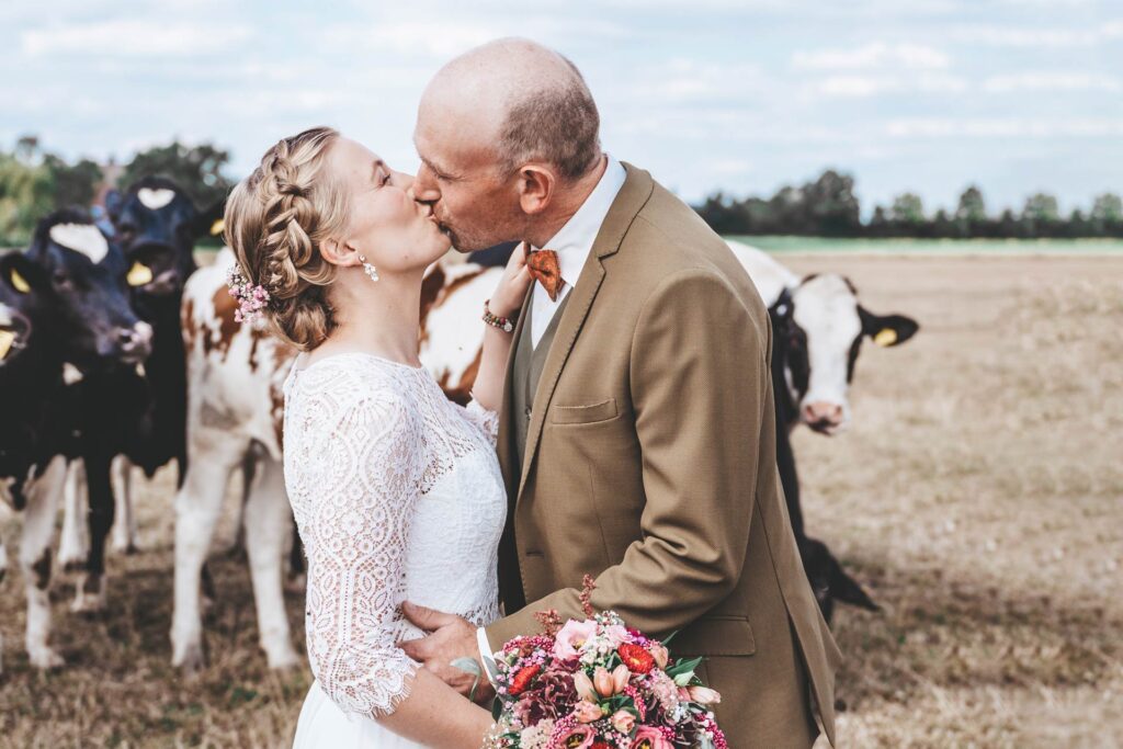 Brautpaar auf Kuhweide - zeitlose und liebevolle Hochzeitsbegleitung der Fotografin Lisa Berger | Siebenschön Photography in Ahlen