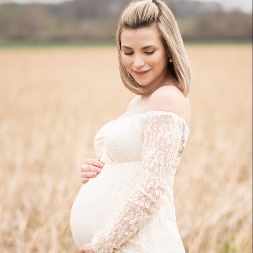 Babybauchshooting auf einem Feld im Kreis WAF fotografiert durch Siebenschön Photography in Beckum