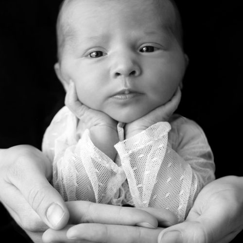 Waches Mädchen in Froggy Pose in Mamas Händen - Babyfotografin Lisa Berger von Siebenschön Photography in Sendenhorst