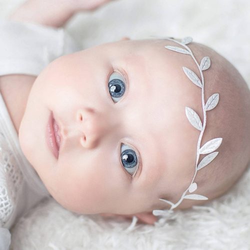 Portrait zeigt Kulleraugen eines kleinen Mädchens - Babyshooting von Siebenschön Photography in der Nähe von Warendorf