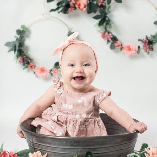 Babyshooting in einer Zinkwanne mit Blumendeko fotografiert von Siebenschön Photography in der Nähe von Oelde