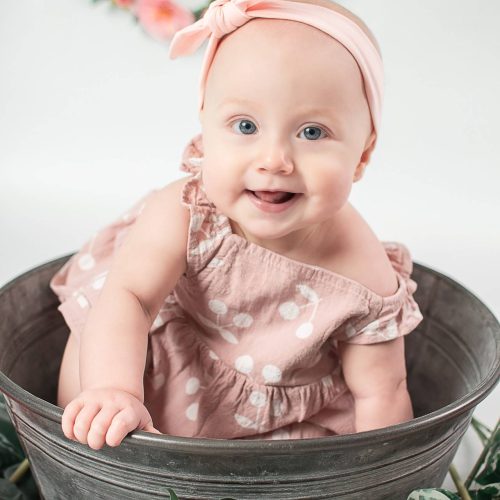 Glückliches Baby in einer Zinkwanne beim Shooting mit Siebenschön Photography in der Nähe von Rheda-Wiedenbrück