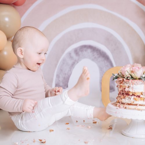 Boho Cake-Smash Geburtstagsshooting mit Regenbogen fotografiert von Lisa Berger | Siebenschön in Beckum