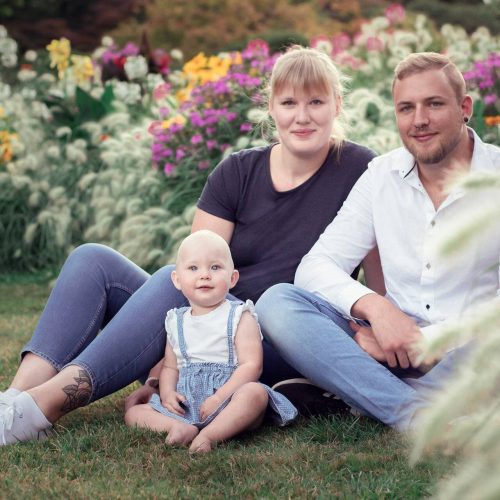 Familienshooting in einem Blumenmeer fotografiert von Siebenschön Photography im Kreis Warendorf