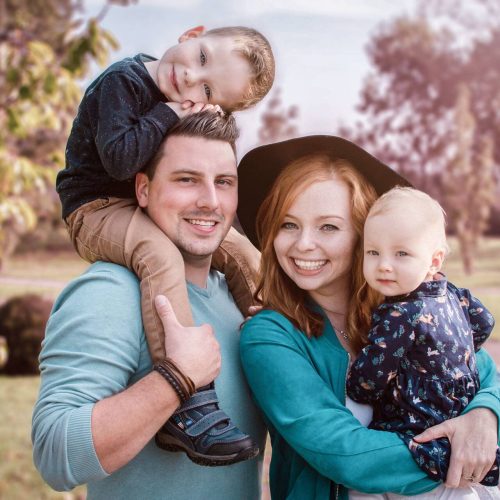 Familienportrait in einem Schlossgarten in der Nähe von Hamm fotografiert von Siebenschön Photography