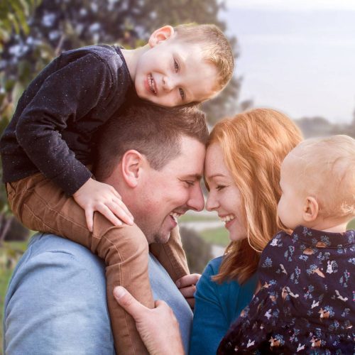 Innige Zuneigung auf Familienfotos festgehalten von Siebenschön Photography in Hamm