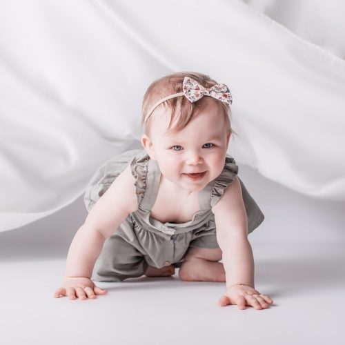 Fliegende Stoffe bei Babyfotoshooting - Siebenschön Photography im Münsterland