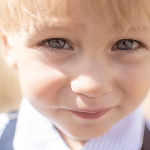 Kinderfotografie - intensiver Blick eines Kindes bei einem Shooting von Siebenschön Photography in Beckum