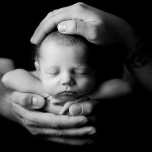 Sicher in Mamas und Papas Händen - emotionales Fotoshooting bei Siebenschön in Hamm