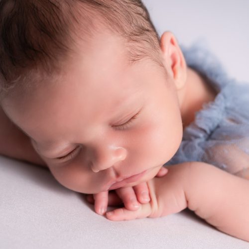 Kleines Mädchen in blau bei ihrem Shooting der Neugeborenenfotos im Studio Siebenschön Photography im Kreis Warendorf