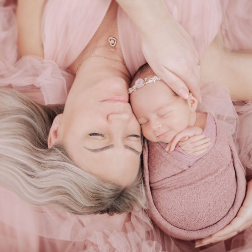 Mama und Neugeborenes bei einen Babyshooting - Siebenschön Photography in Soest