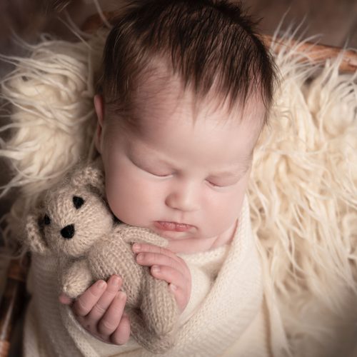 Babyportrait mit Teddy im Bohostil beim Babyshooting - Siebenschön Photography - ausgezeichnete Babyfotografin Lisa Berger in Ennigerloh und Umgebung