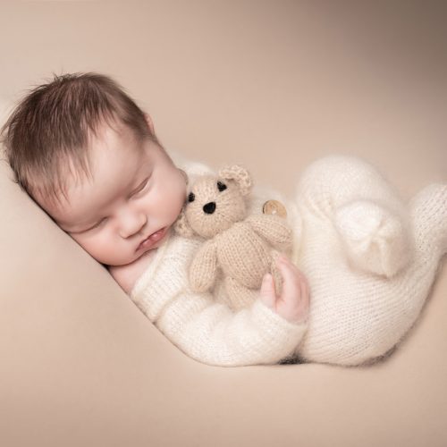 Baby mit Teddy im Bohostil beim Babyshooting - Siebenschön Photography - ausgezeichnete Babyfotografin Lisa Berger in Dortmund und Umgebung