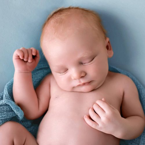 Natürliches Neugeborenenfoto eines kleinen Jungen fotografiert von Siebenschön Photography in der Nähe von Rheda-Wiedenbrück