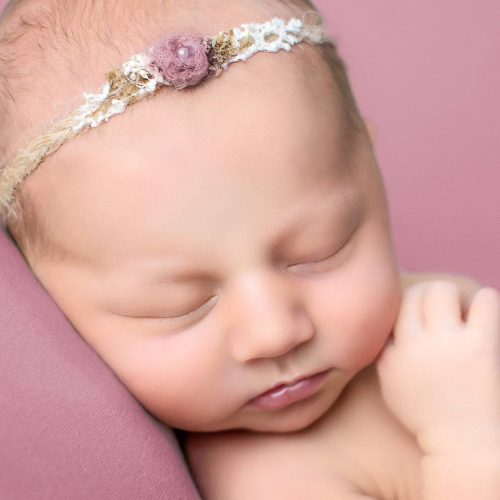 Kleinen Prinzessin bei ihrem Shooting der Neugeborenenfotos im Studio Siebenschön Photography im Kreis Warendorf