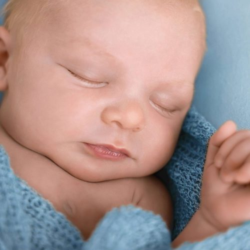 Neugeborenenshooting eines kleinen Jungen fotografiert im Atelier Siebenschön Photography in der Nähe von Ahlen