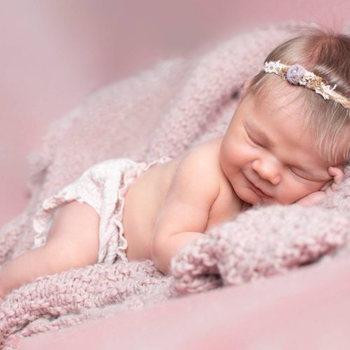 Beanbagpose - rosa - kleines Mädchens - Siebenschön Photography - ausgezeichnete Babyfotografin Lisa Berger in Oelde und Umgebung