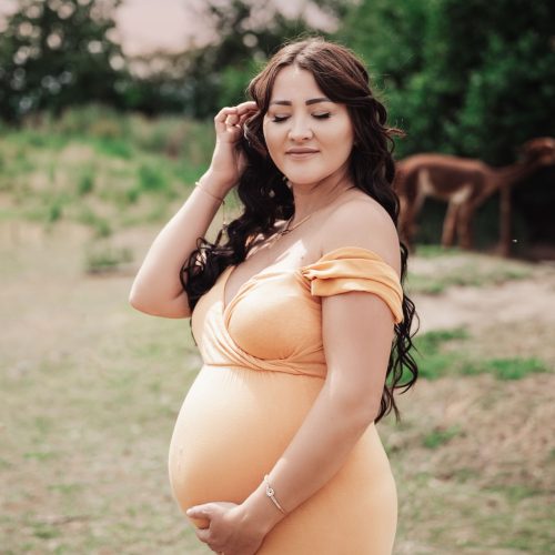 Schwangerschaftsshooting auf der Alpakafarm - Babybauchfotos fotografiert von Lisa Berger | Siebenschön Photography in Oelde